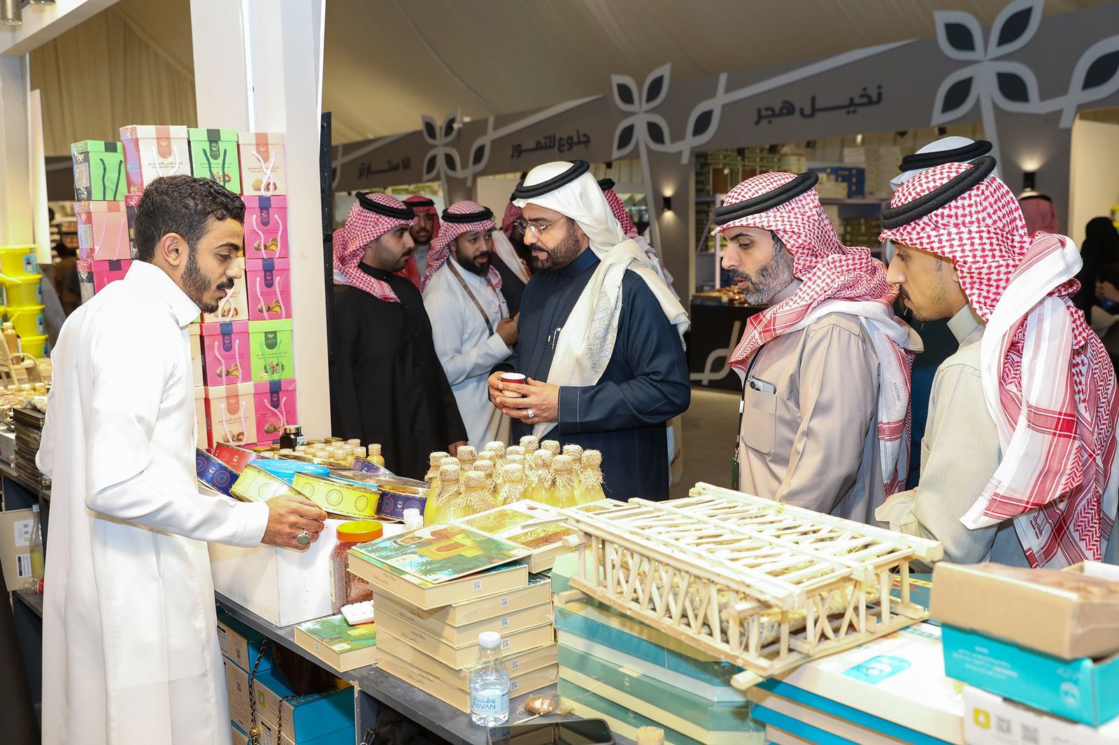 سعادة وكيل محافظة الأحساء يزور مهرجان تمور الأحساء المصنّعة